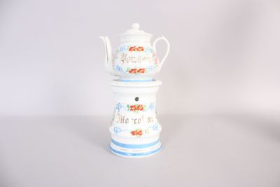 un vase blanc et bleu posé sur une table blanche
