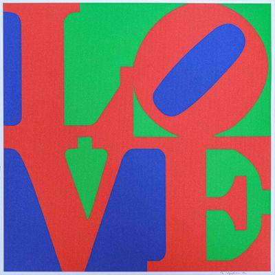 un gros plan sur un symbole d'amour rouge, vert et bleu sur fond blanc