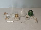 un grand nombre d'objets en verre posés sur une table