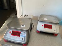 Deux petites balances électroniques Valor 2000W