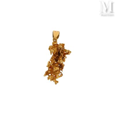 gros plan d'un pendentif en or sur fond blanc