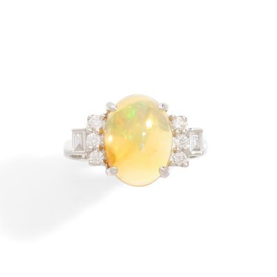 BAGUE retenant en son centre une opale cabochon (2.30 cts en…