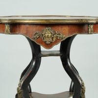 Petite table d'appoint ou guéridon en bois de placage et mar… (photo 3)