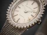une image d'un gros plan d'une montre-bracelet ornée de diamants