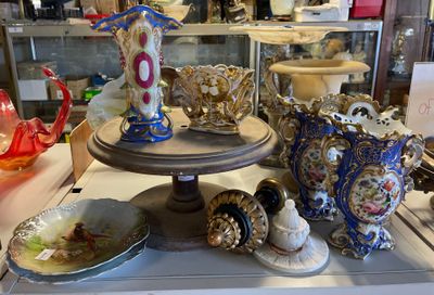 un grand nombre de vases posés sur une table