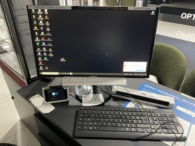 un bureau d'ordinateur avec un clavier, une souris et un écran