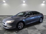la photo d'une voiture garée dans un garage