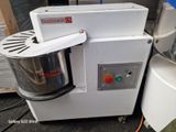 une machine posée par terre à côté d'un malaxeur