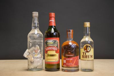 plusieurs bouteilles d'alcool sont alignées sur une table