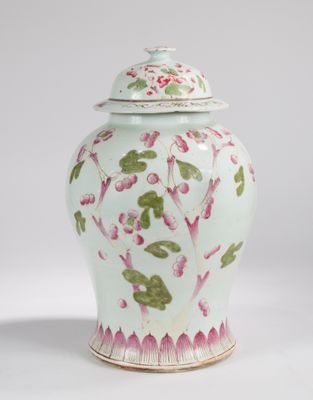 un vase vert et rose avec un couvercle sur fond blanc