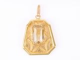 un pendentif en or jaune orné d'un quartz vert facetté au centre