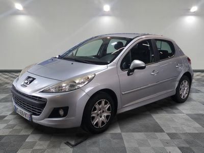 la petite voiture argentée est garée dans le garage sur un sol en damier