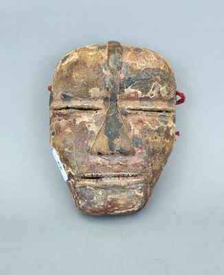 une image représentant un masque en bois sur un fond blanc