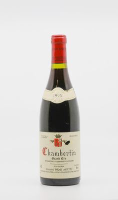 gros plan d'une bouteille de vin sur une surface blanche
