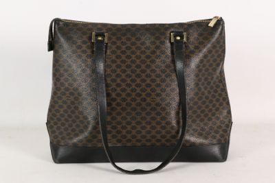Le sac à main marron et noir est posé sur une surface blanche.