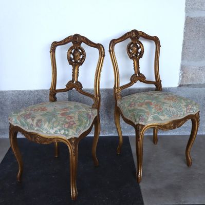 deux chaises assises l'une à côté de l'autre