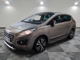la voiture argentée est garée dans le garage sur un sol en damier