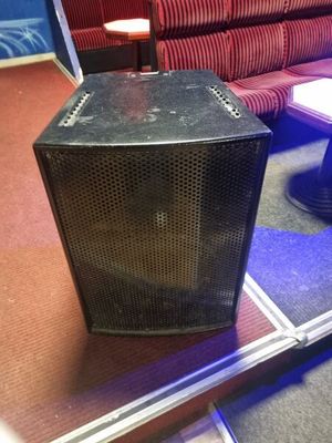 une enceinte posée sur une table dans une pièce