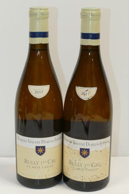 deux bouteilles de vin posées l'une à côté de l'autre sur une table