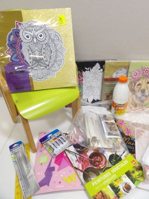 de nombreux objets posés par terre à côté d'une chaise