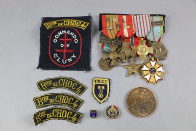 Plusieurs insignes et médailles militaires sont exposés sur une table