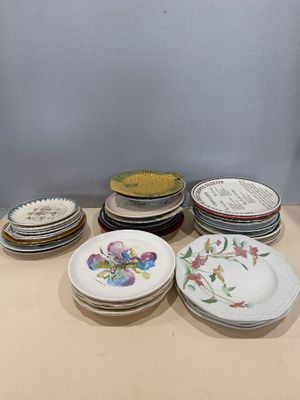 un grand nombre d'assiettes posées sur une table