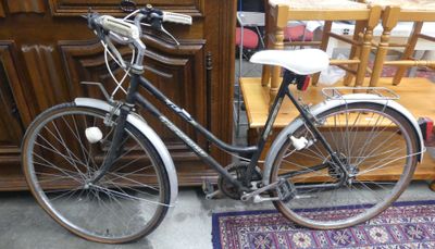 un vélo garé devant une porte en bois