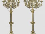 paire de chandeliers anciens en laiton avec des bougeoirs sur pied