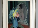 tableau représentant une femme dans un miroir, avec des fleurs dans un vase bleu