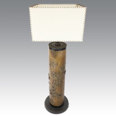 une lampe avec un pied en bois et un abat-jour blanc