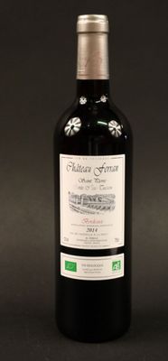 une bouteille de vin posée sur une table