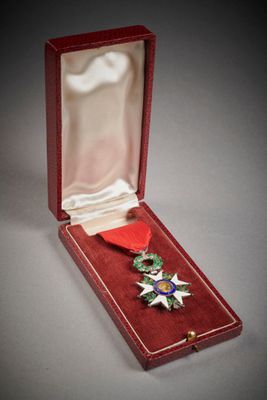 une image représentant une boîte rouge contenant une médaille