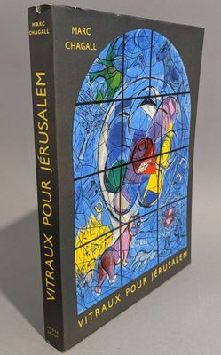 la couverture d'un livre sur laquelle figure l'image d'un vitrail