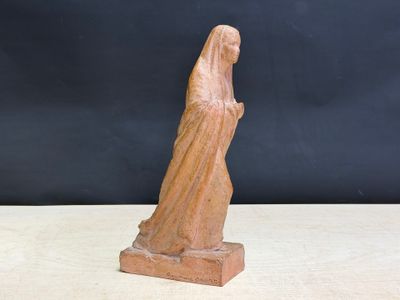 une image représentant une statue de femme portant un voile sur la tête