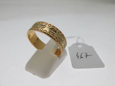 gros plan d'une bague en or portant une étiquette de prix
