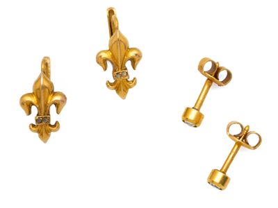 trois pièces en métal plaqué or ornées d'un motif de fleur de lys