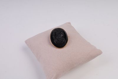une image représentant une pièce noire posée sur un oreiller
