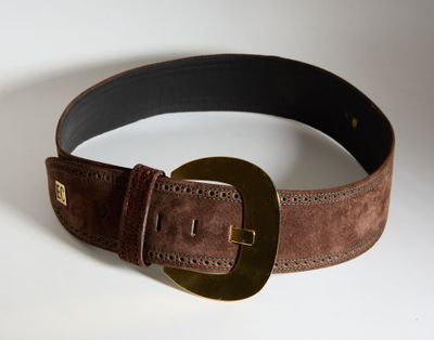 ceinture marron à motif, avec boucle en laiton, sur fond blanc
