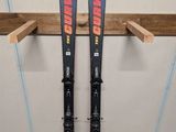 une paire de skis accrochée à un support dans un garage