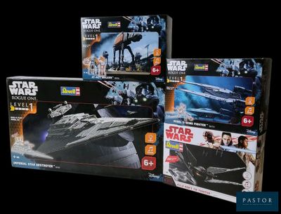 Les jouets Star Wars se trouvent dans une boîte sur fond noir.