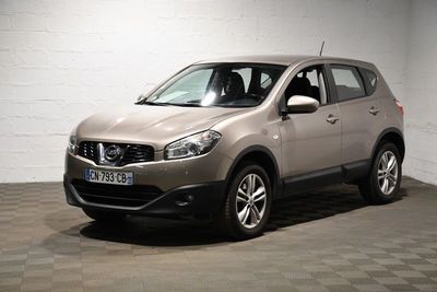 Nissan QX-V, un SUV exposé dans un showroom au sol en damier