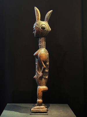 statue d'un lapin posée sur un socle devant un fond noir