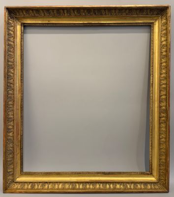 un miroir à cadre doré sur fond blanc