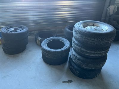 Sur désignation à BOURGOIN JALLIEU (38300) : Stock d'environ 68 pneus 