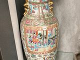 un vase exposé dans une vitrine