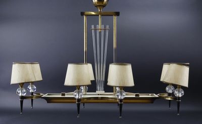 une image représentant un lustre à trois lampes muni d'un abat-jour