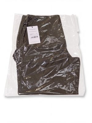 un gros plan d'un gilet marron sur fond blanc
