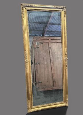 un miroir posé par terre devant une porte