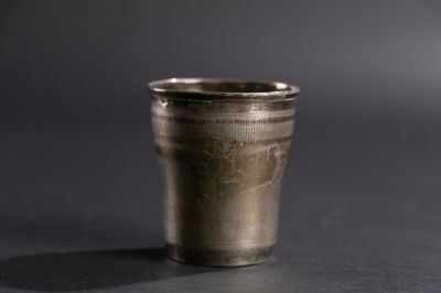 une coupe en argent posée sur une table