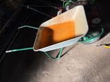 une brouette blanche contenant une substance jaune